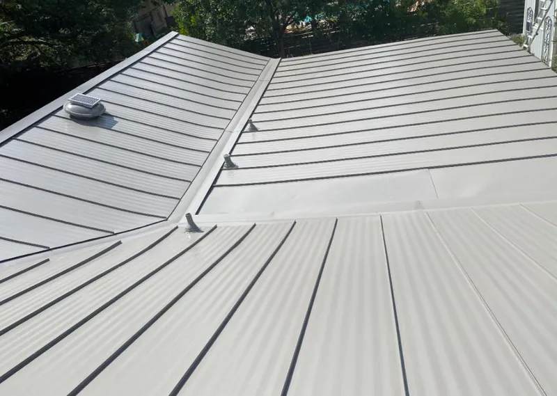 Solar attic fan installed on a metal roof for Roof Ventilation in Hamburg